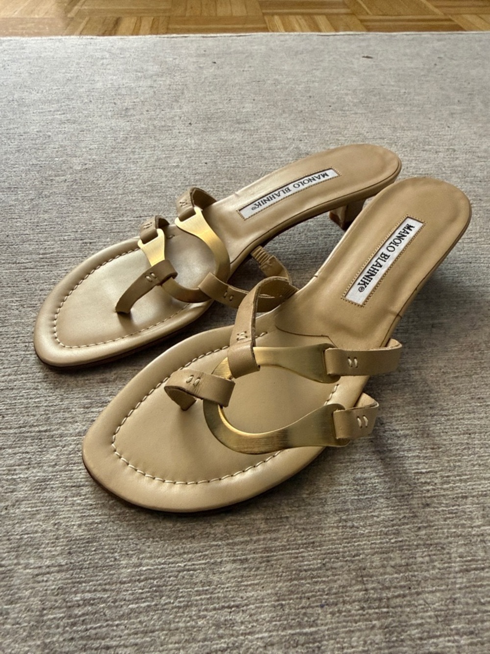 New Manolo Blahnik Gold Ring Kitten Heel Sandals - Picture 2 of 5